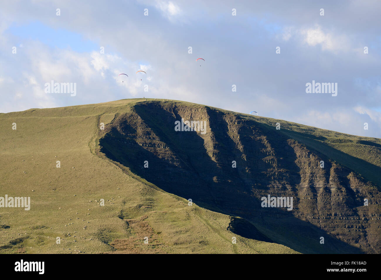 Vue de l'Mam-Tor le long de la vallée de l'espoir en Derbyshires, Peak District en Angleterre. Banque D'Images