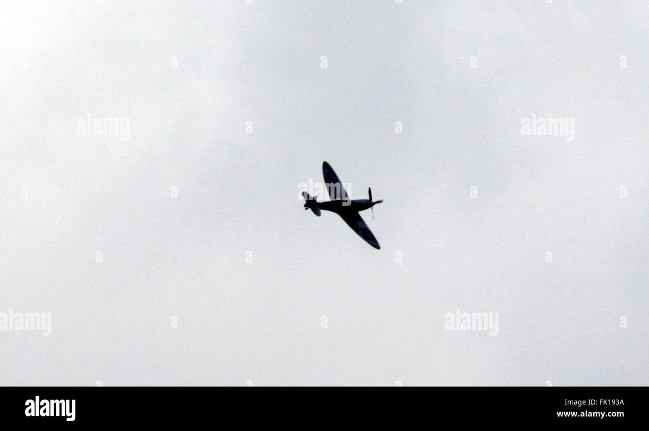 Southampton, Hampshire, Royaume-Uni. 5 mars, 2016. GV à un défilé aérien de l'aéroport de Southampton pour marquer le 80e anniversaire de la Spitfire's premier vol a lieu à Southampton plus tard. Le premier prototype, K5054, conçu par RJ Mitchell, a décollé de l'aérodrome d'Eastleigh, le 5 mars 1936. Un Spitfire est due à l'eau et le pass Southampton site de l'usine Supermarine à Rockfield, où des milliers de combattants de la Seconde Guerre mondiale ont été faites. L''aéroport de Southampton directeur général Dave Lees dit 'l'avion continue de fasciner les gens aujourd'hui". Credit : uknip/Alamy Live News Banque D'Images