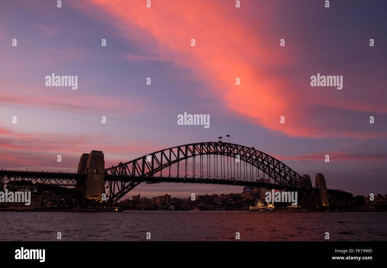 Un coloré crépuscule sur Sydney Harbour Bridge Banque D'Images