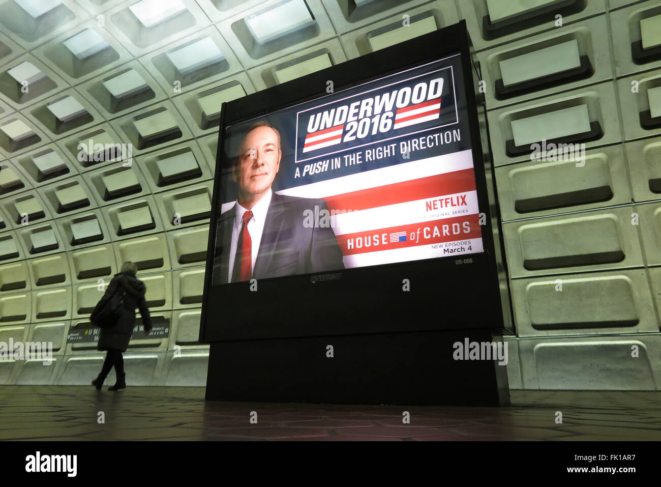 Washington, DC, USA. 08Th Mar, 2016. Une femme passe devant un panneau publicitaire pour la nouvelle saison de la série télévisée nous 'château de cartes" dans une station de métro à Washington, DC, USA, 04 mars 2016. Photo : MAREN HENNEMUTH/dpa/Alamy Live News Banque D'Images