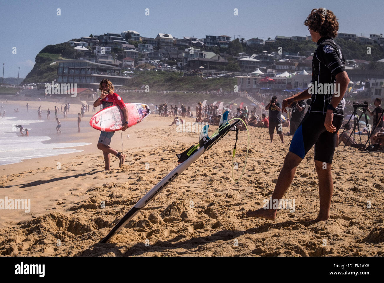 Pro surfer australien Matt Wilkinson (à gauche) les gestes pour surfer pro italien Leonardo Fioravanti (à droite) avant le début de la finale 2016 Surfest à Newcastle, Australie. Banque D'Images