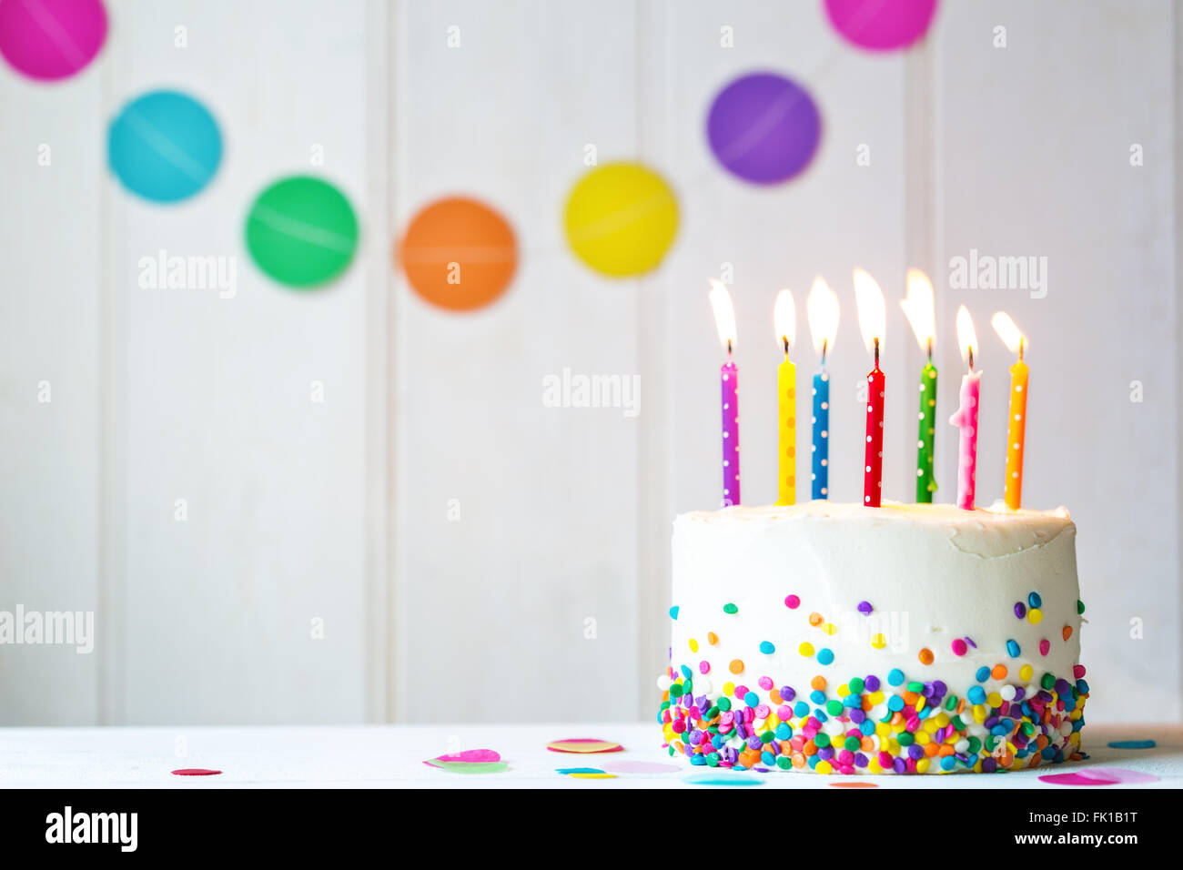 Gâteau d'anniversaire avec bougies colorées Banque D'Images