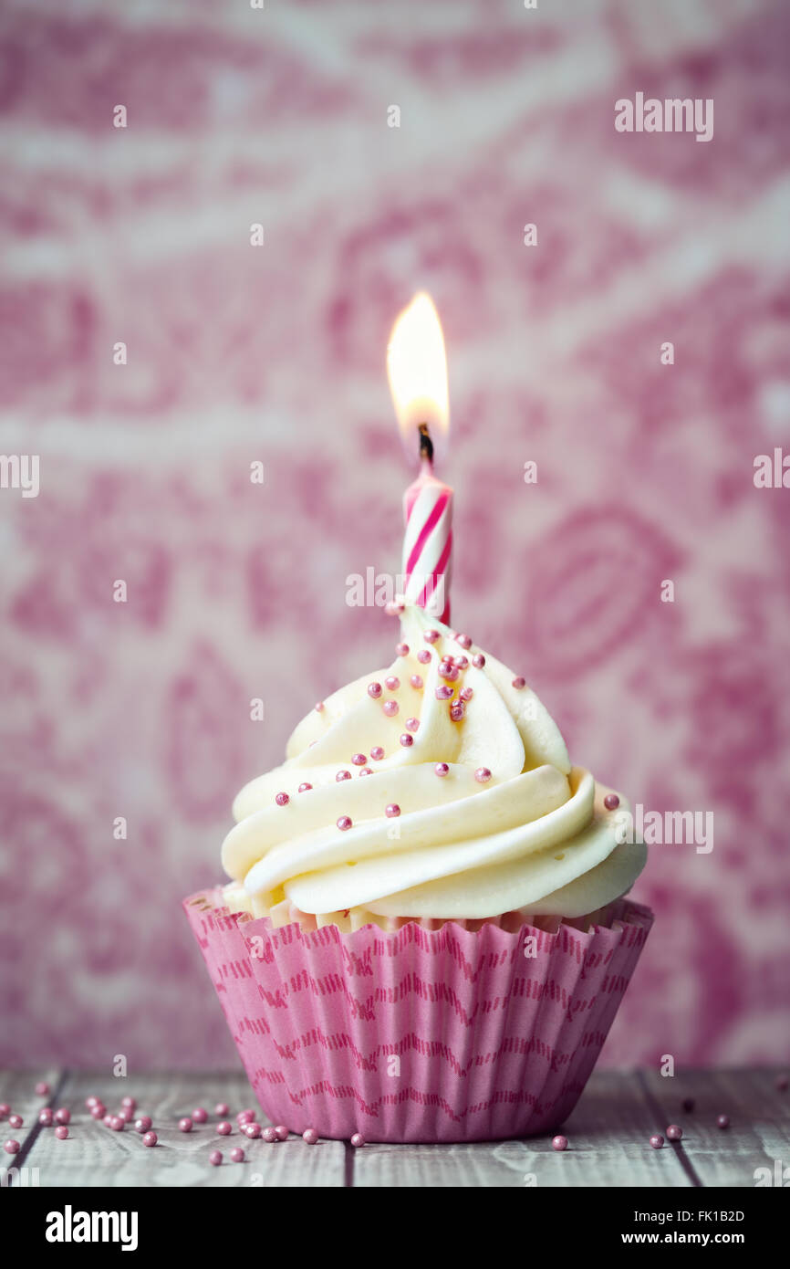 Birthday cupcake avec une seule bougie Banque D'Images