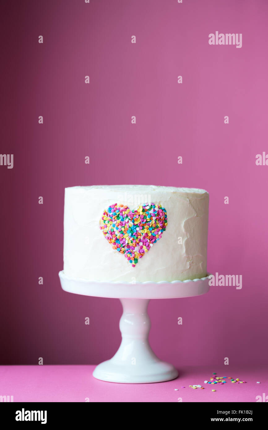 Gâteau coeur sur fond rose Banque D'Images