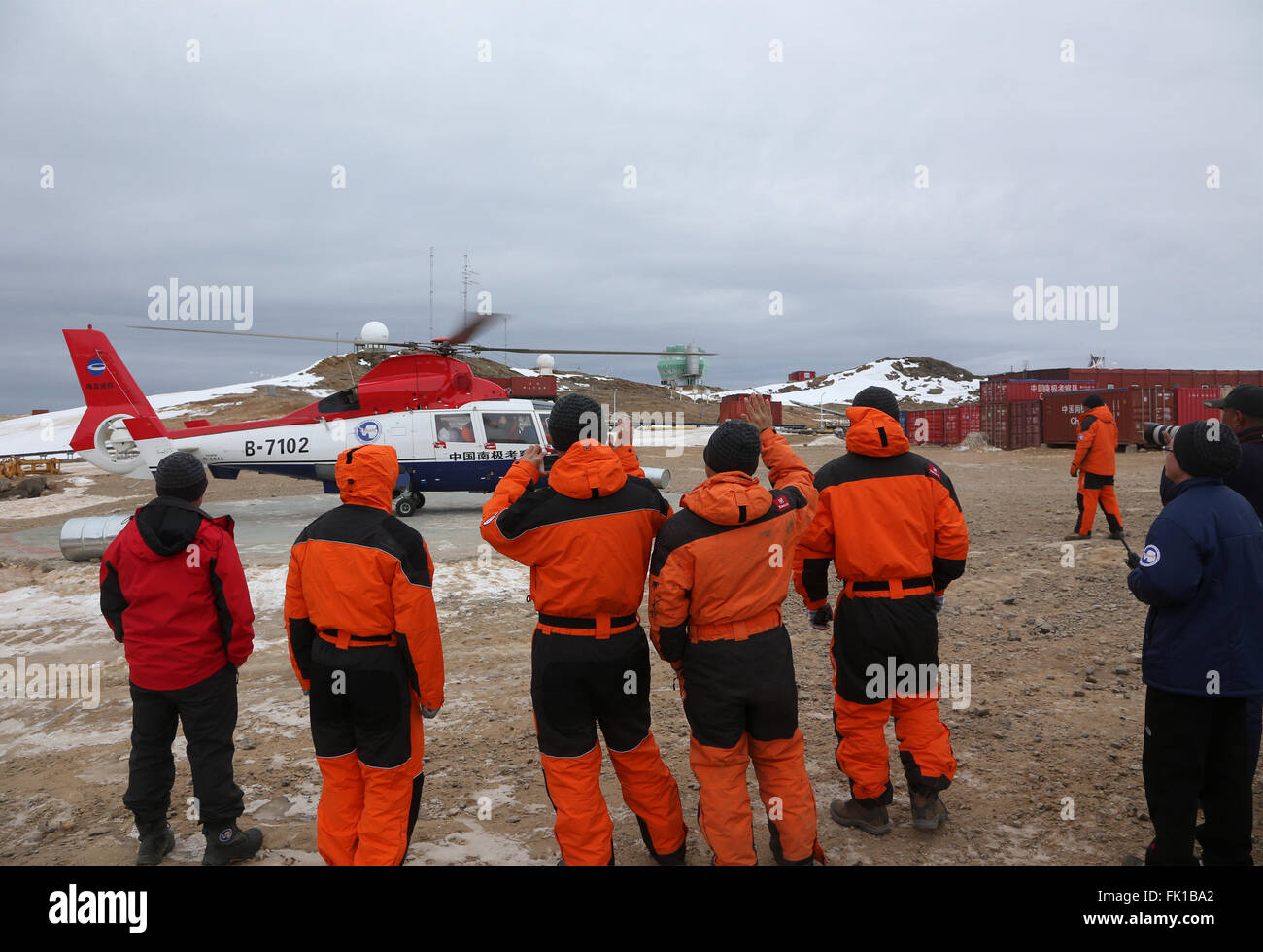 Xuelong à bord. 5e Mar, 2016. Les chercheurs à rester pendant l'hiver, dites adieu à ceux de laisser à la Station Zhongshan en Antarctique, le 5 mars 2016. Brise-glace chinois Xuelong, ou la neige, transportant 140 Dragon gauche chercheurs Zhongshan le samedi. Xuelong arrondi sa seconde tournée autour de l'Antarctique le 27 février. © Zhu Jichai/Xinhua/Alamy Live News Banque D'Images