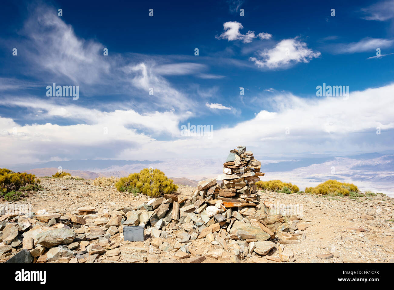 Un cairn marquant le sommet du pic dans la Wildrose Panamint Mountains de la Death Valley National Park, California Banque D'Images