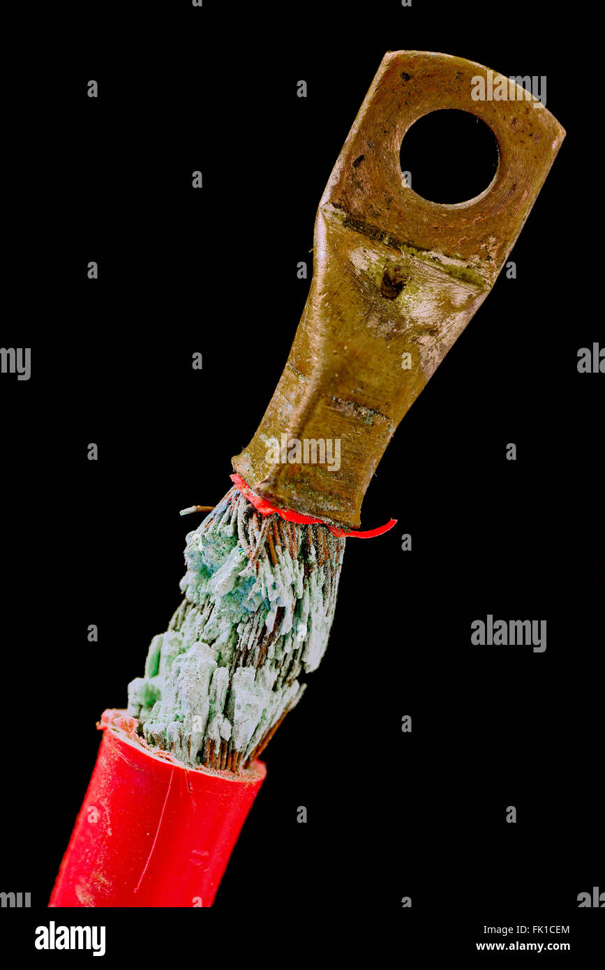 Un câble de la borne de batterie fortement corrodés à partir d'un