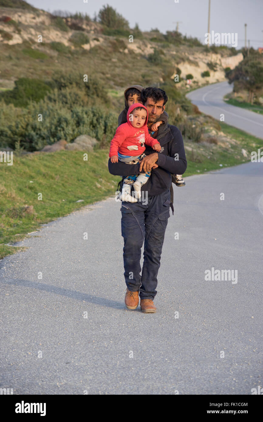 Réfugiés de l'Afghanistan sur la voie d'être remplies par des passeurs pour les prendre à la Grèce en Cesme, Izmir, Turquie Banque D'Images