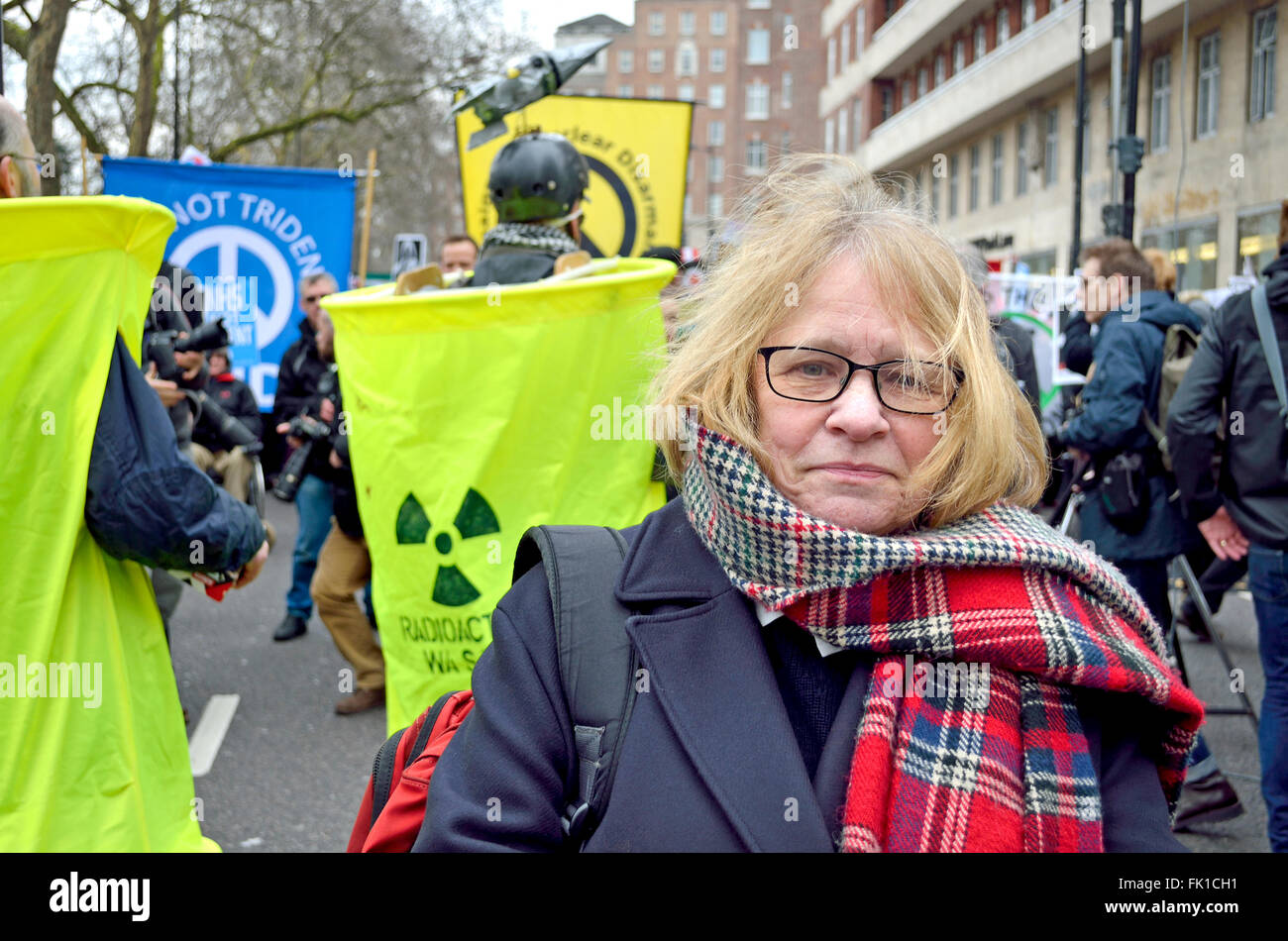 Lindsey German (arrêter la guerre président) à l'arrêt et de démonstration mars Trident, Marble Arch à Trafalgar Square, Londres 27e Fe Banque D'Images