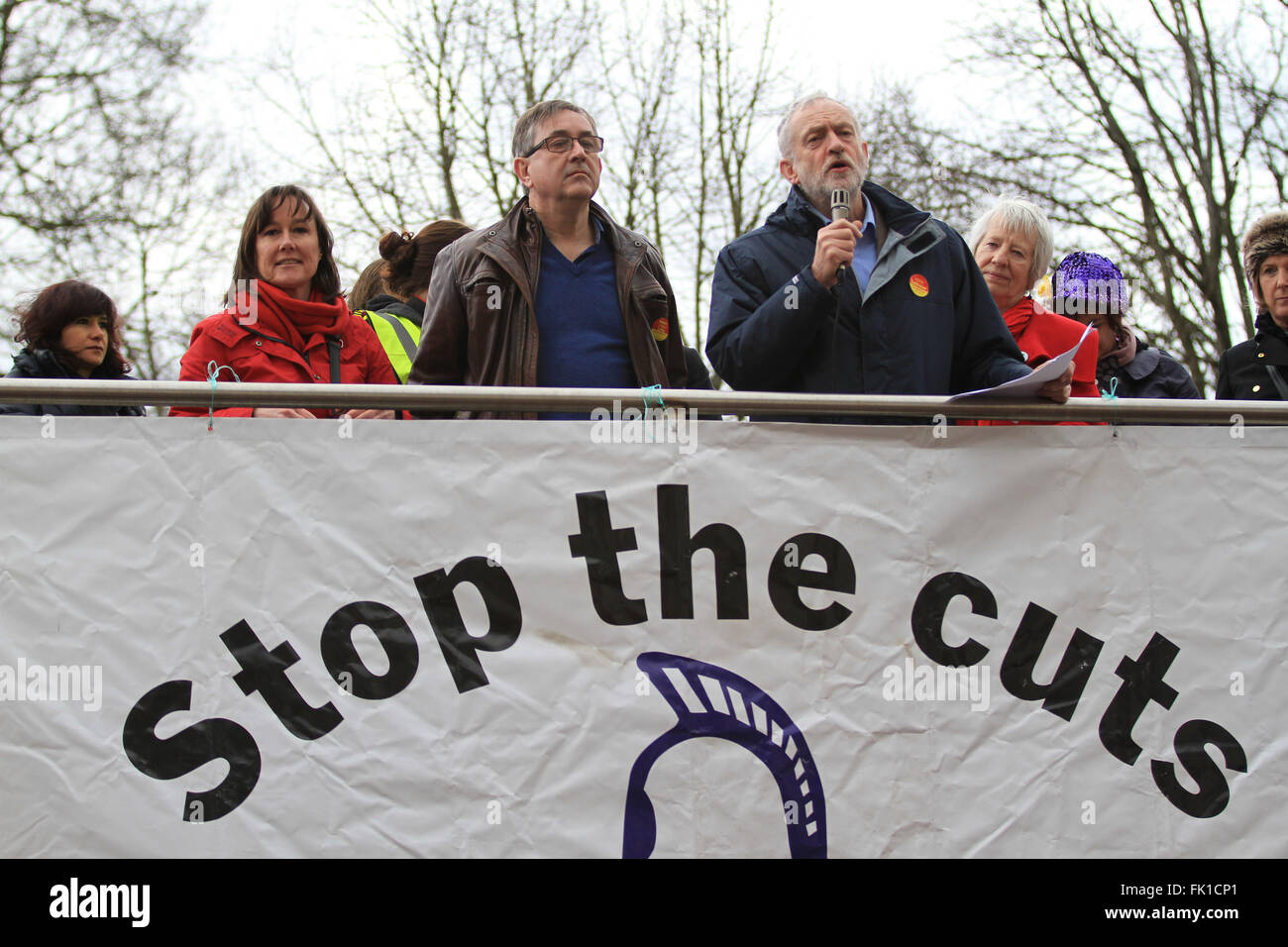 Leader du travail, Jeremy Corbyn Jo Stevens MP (à gauche) et Mick Antoniw suis (milieu) parler à un rassemblement à Cardiff pour s'opposer à la Loi Banque D'Images