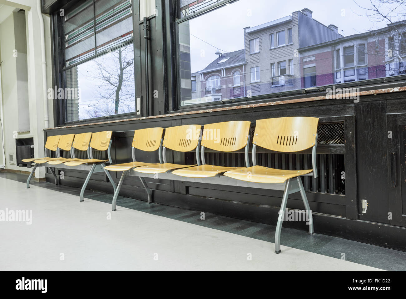 Dans un couloir il y a une salle d'attente Banque D'Images