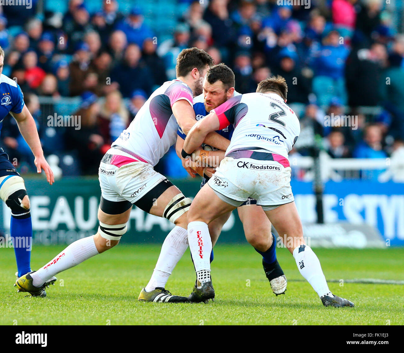 RDS Arena, Dublin, Irlande. Le 05 Mar, 2016. Pro12 Guinness Championship. Leinster contre Ospreys. Cian Healy (Leinster) Lecteurs en contact avec Rory Thornton (Ospreys) et Sam Parry (Ospreys). Credit : Action Plus Sport/Alamy Live News Banque D'Images