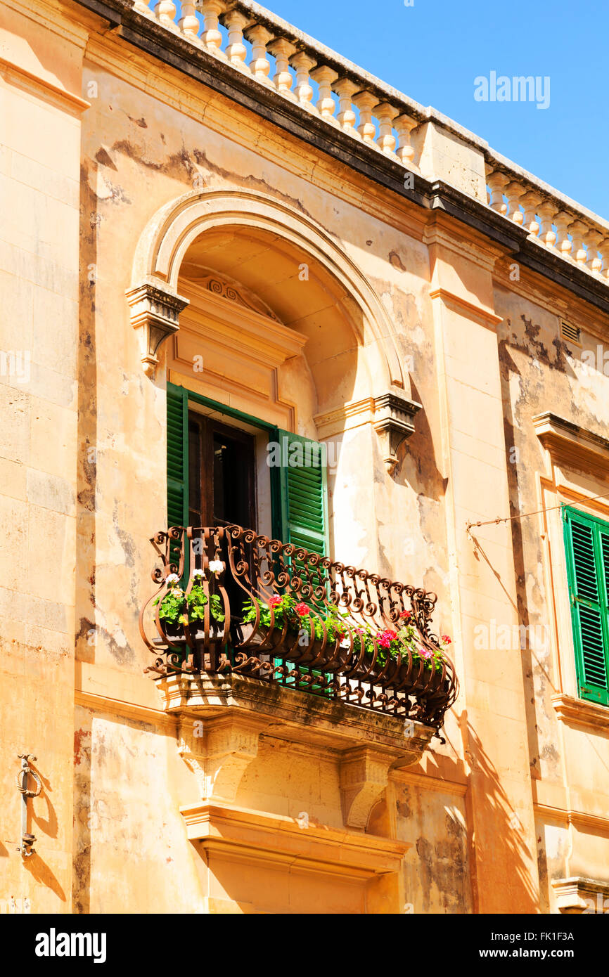 Balcon décoratif avec des fleurs, Mdina, Malte Banque D'Images