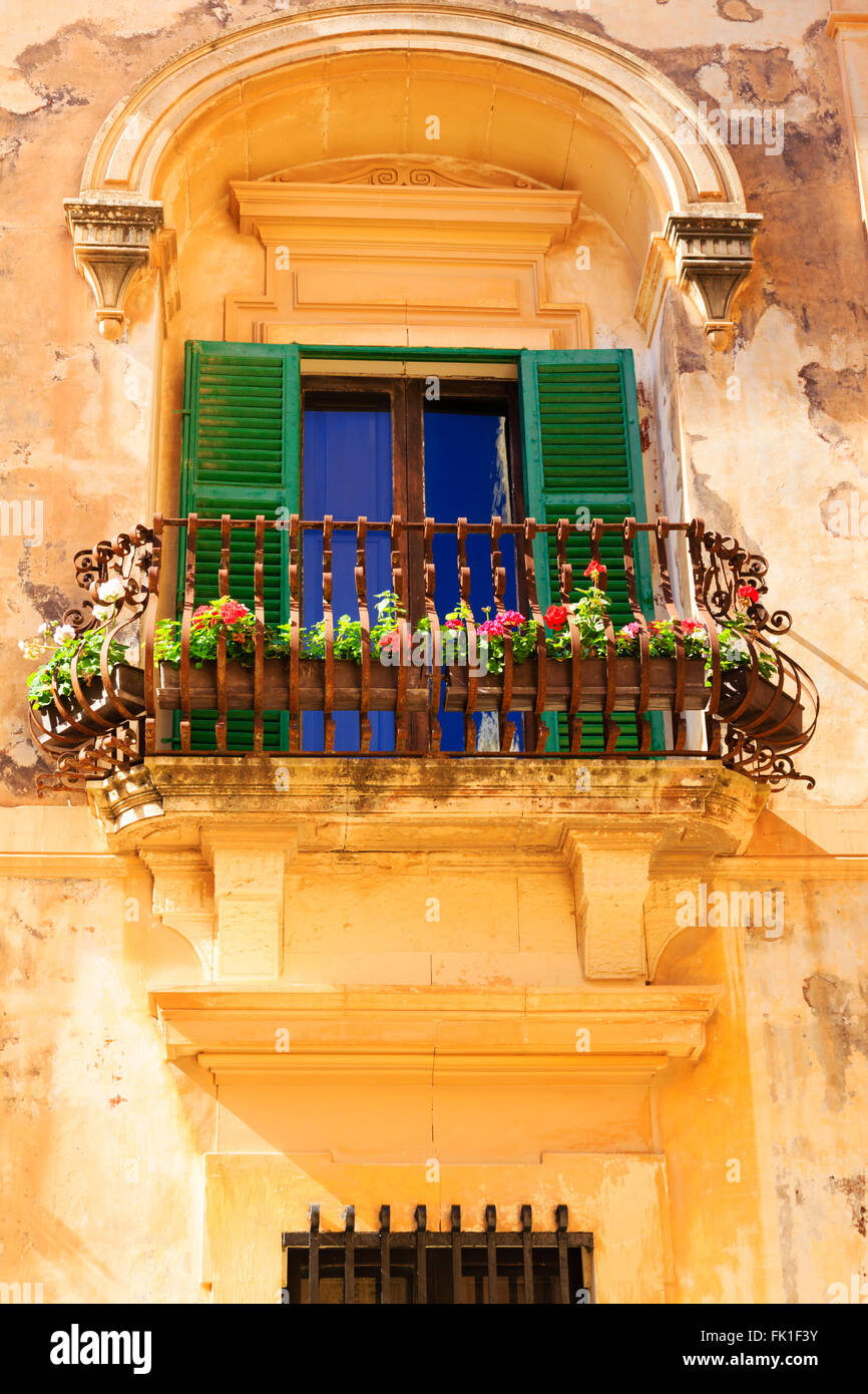 Balcon avec des fleurs, Mdina, Malte Banque D'Images