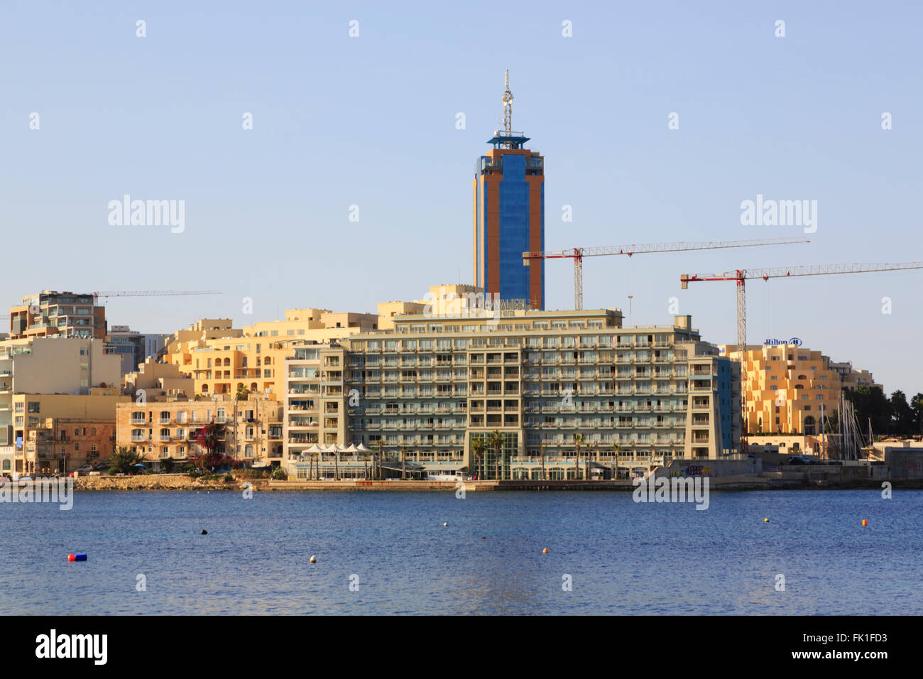 Le plus grand bâtiment de l'île de Malte, la Portamaso Business Tower dans le quartier de Paceville. Banque D'Images