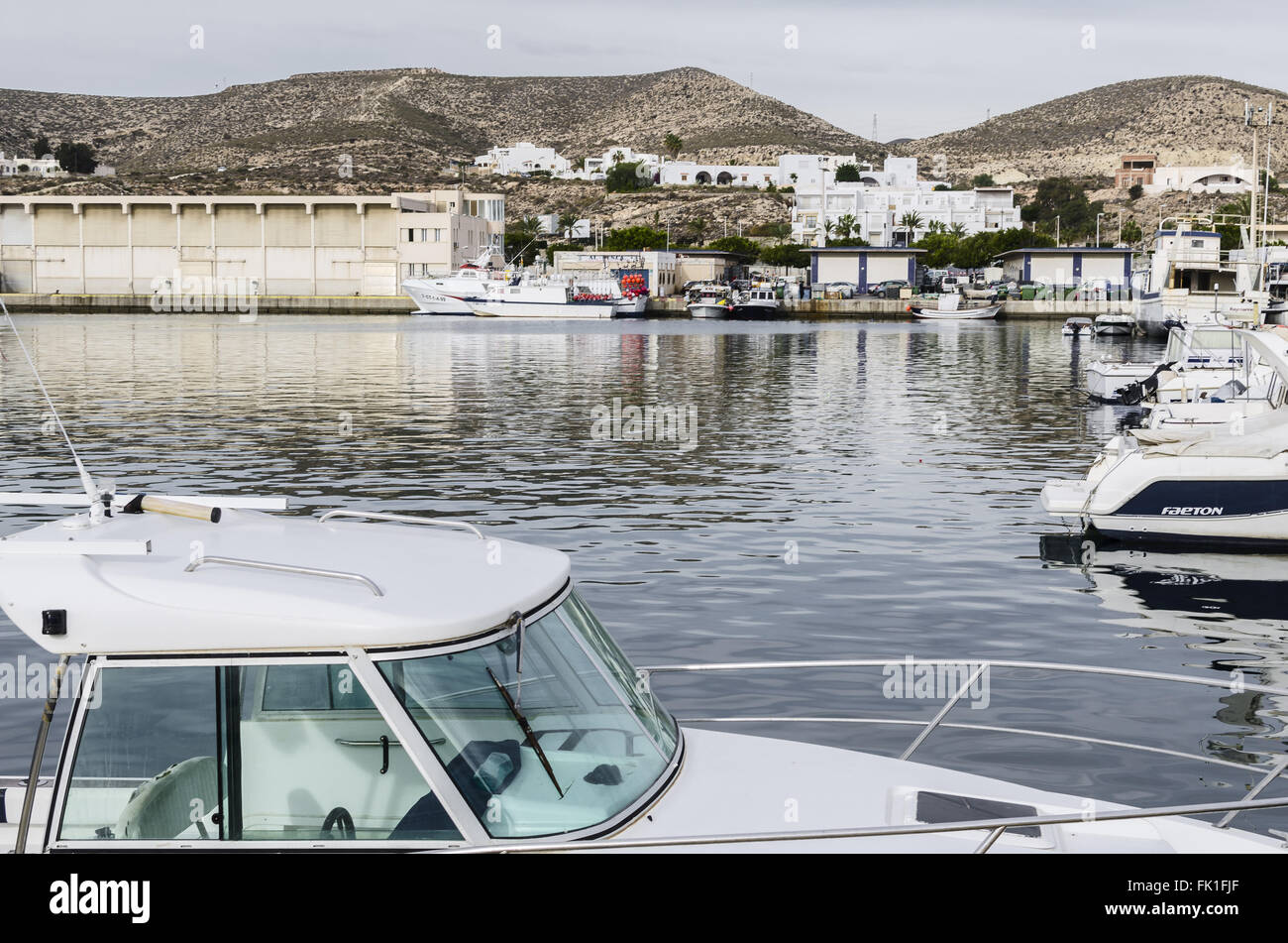 Vue d'un bateau blanc top à Carboneras, Almeria, Espagne port Banque D'Images