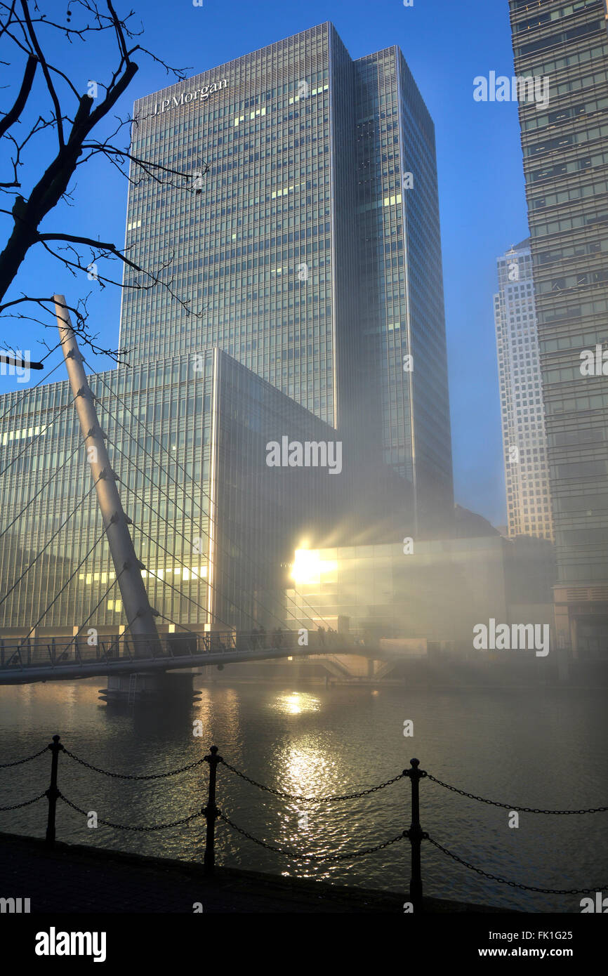 JP Morgan tower block s'élevant au-dessus du brouillard d'hiver de Canary Wharf de compensation d'eau avec vitrage réfléchissant sur les Docklands de Londres Tower Hamlets UK Banque D'Images