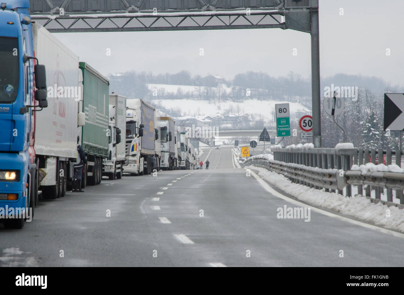 A6 Torino-Savona, Italie. 5 mars, 2016. Pour Italy-Roadblock la neige sur l'autoroute A6 Torino-Savona Crédit : Stefano Guidi/Alamy Live News Banque D'Images