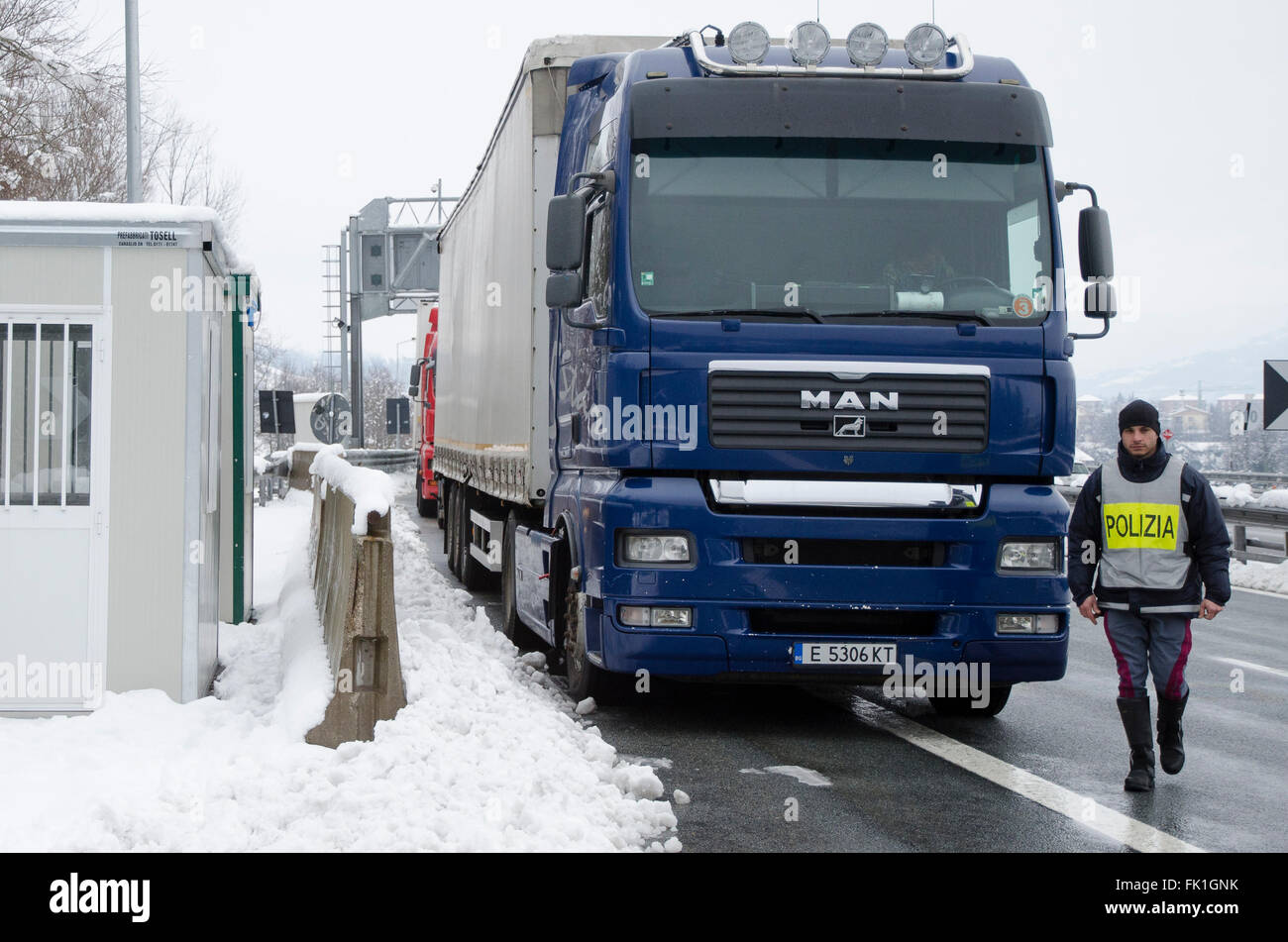 A6 Torino-Savona, Italie. 5 mars, 2016. Pour Italy-Roadblock la neige sur l'autoroute A6 Torino-Savona Crédit : Stefano Guidi/Alamy Live News Banque D'Images