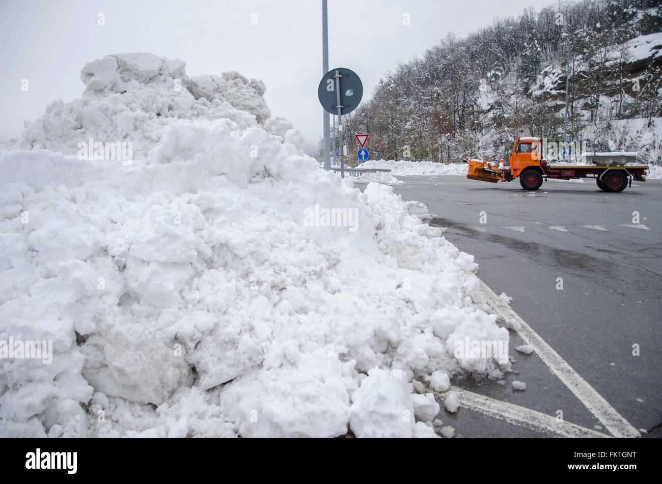 A6 Torino-Savona, Italie. 5 mars, 2016. Pour Italy-Roadblock la neige sur l'autoroute A6 Torino-Savona Crédit : Stefano Guidi/Alamy Live News Banque D'Images