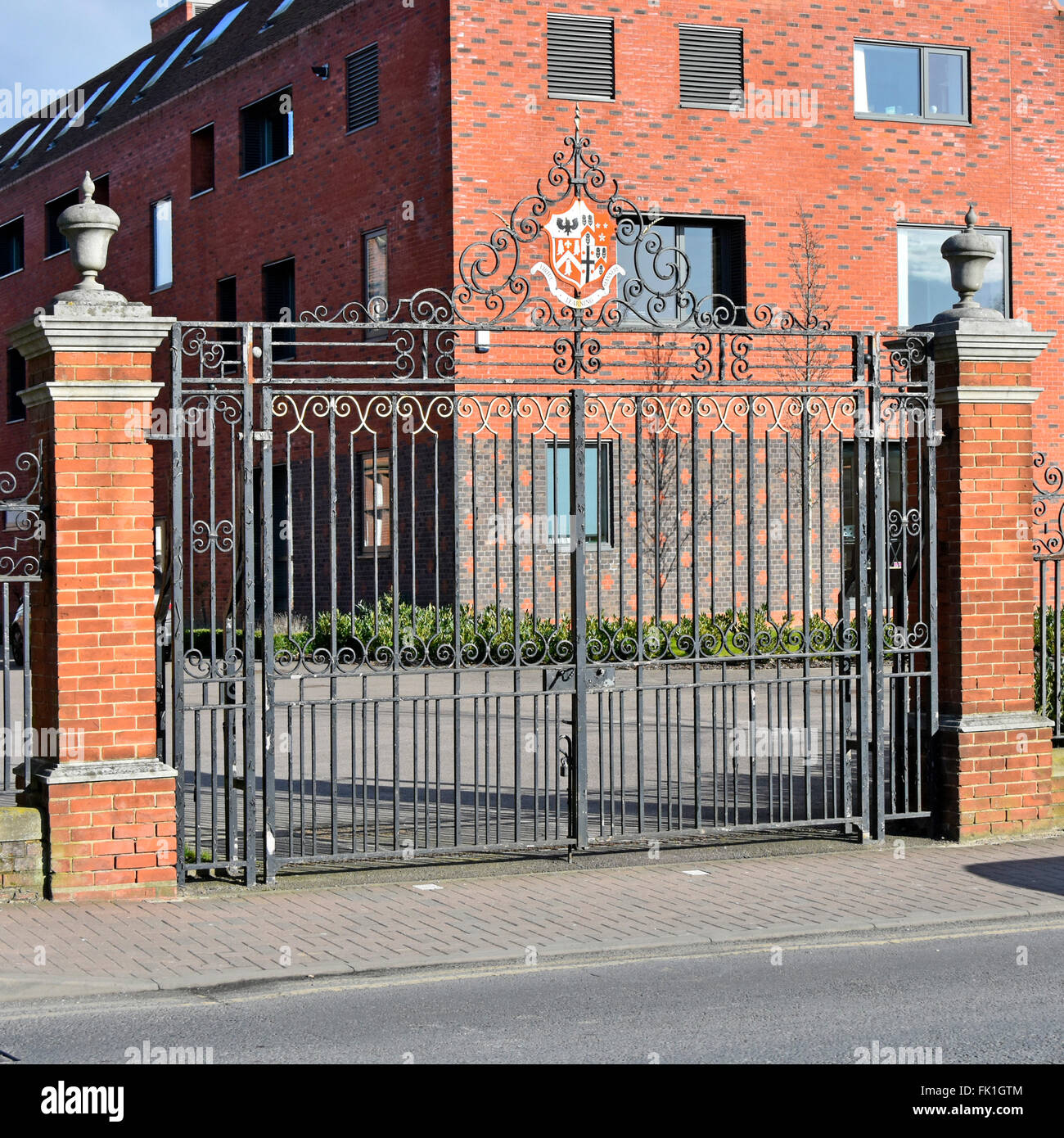 Brentwood School Essex Angleterre Royaume-Uni fermer les portes de l'école double entrée principale à l'avant de l'école privée avec les armoiries de l'école - voir Alamy FK1GTK Banque D'Images