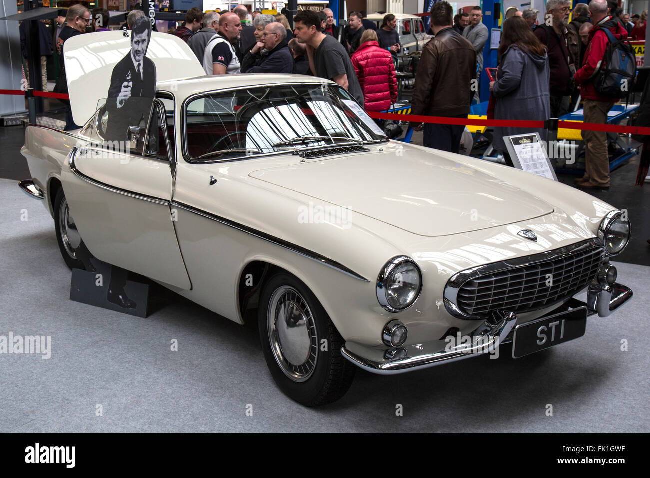 La Volvo P1800 Coupé entraîné par Roger Moore dans le programme de télévision le Saint. Banque D'Images