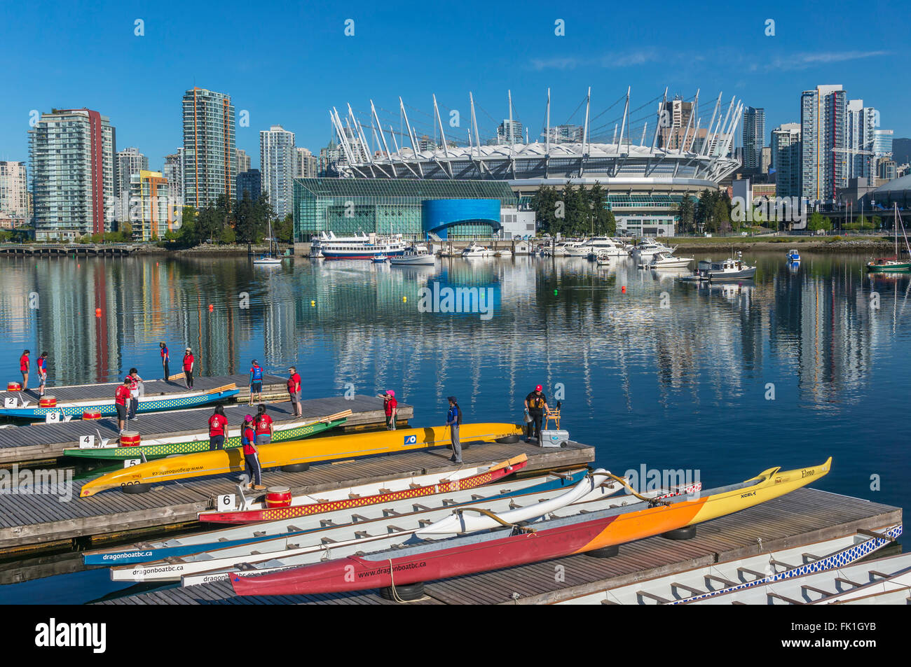 Les rameurs prennent part à la course de bateau dragon à False Creek à Vancouver le 05 mai 2013. Banque D'Images