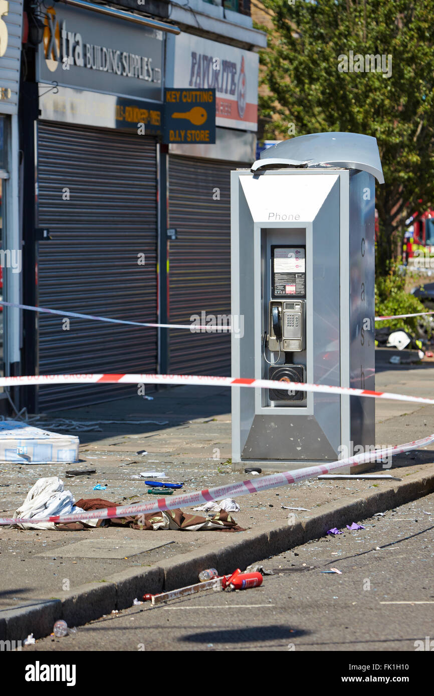 Une cabine téléphonique , avec un toit endommagé, en face de la scène d'un incendie mortel à Hounslow. Banque D'Images