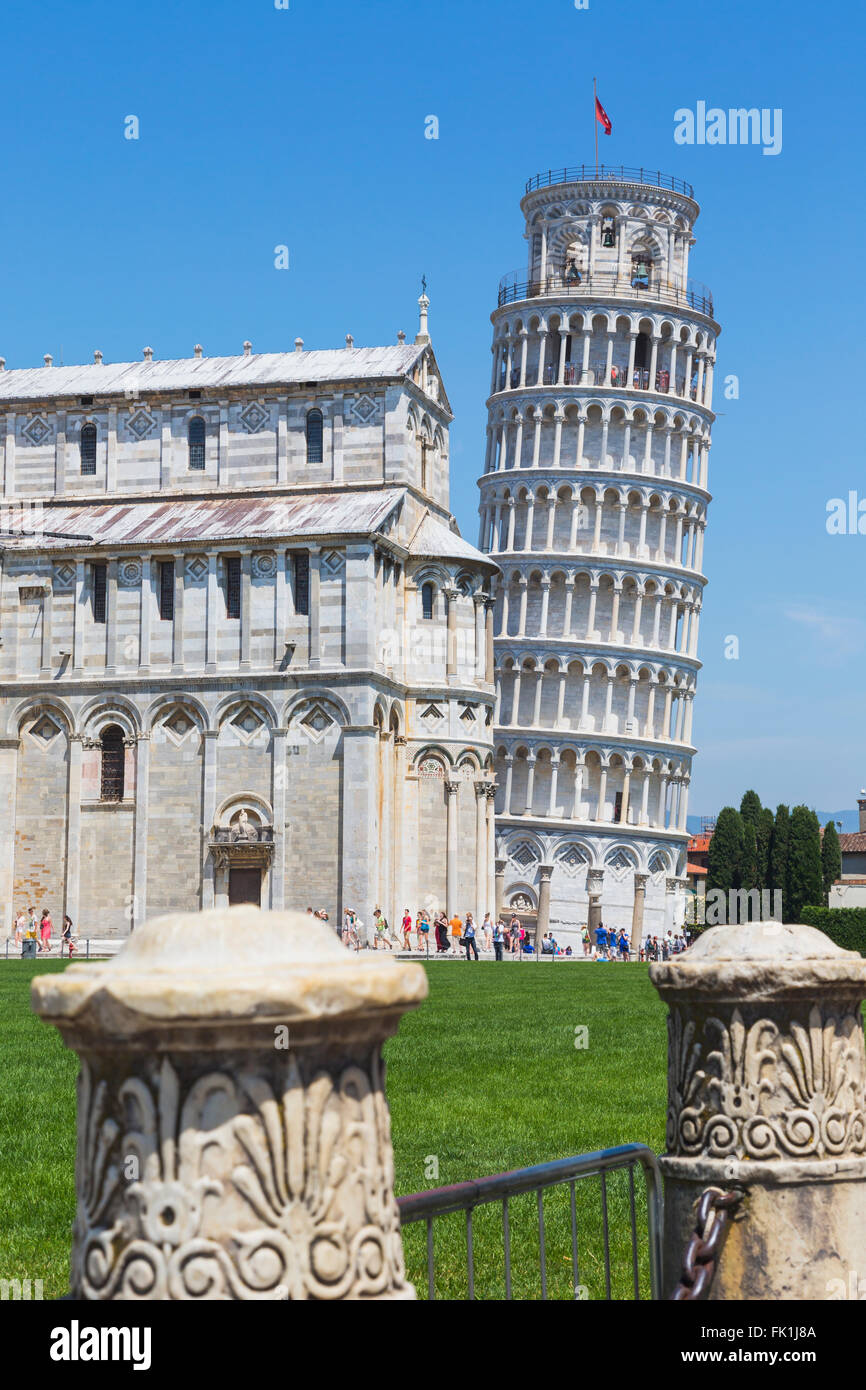 La province de Pise, Pise, Toscane, Italie. La Tour Penchée de Pise dans le Campo dei Miracoli, ou le Champ des Miracles. Banque D'Images