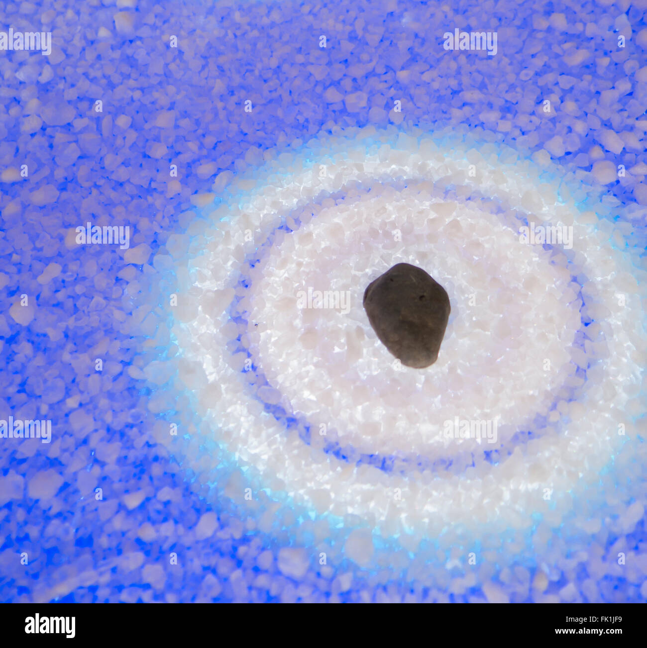 La pierre est translucide, des cercles sur le sable en bleu Banque D'Images