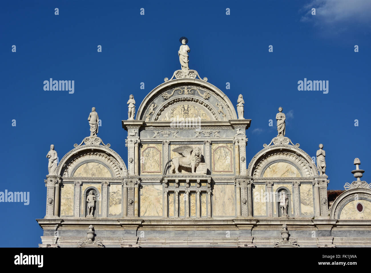 Partie supérieure de la renaissance de la Scuola Grande di San Marco façade monumentale à Venise, avec lion ailé de Saint Marc, conçu par artis Banque D'Images