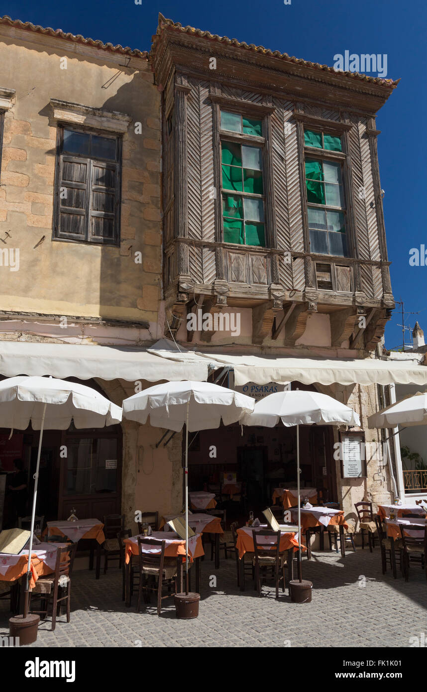 Restaurant dans les petites rues de la vieille ville de Rethymno, Crète, Grèce Banque D'Images