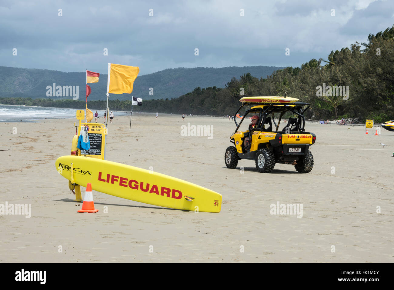 Life guard patrouille sur Four Mile Beach, à Port Douglas, Queensland du nord, Australie Banque D'Images
