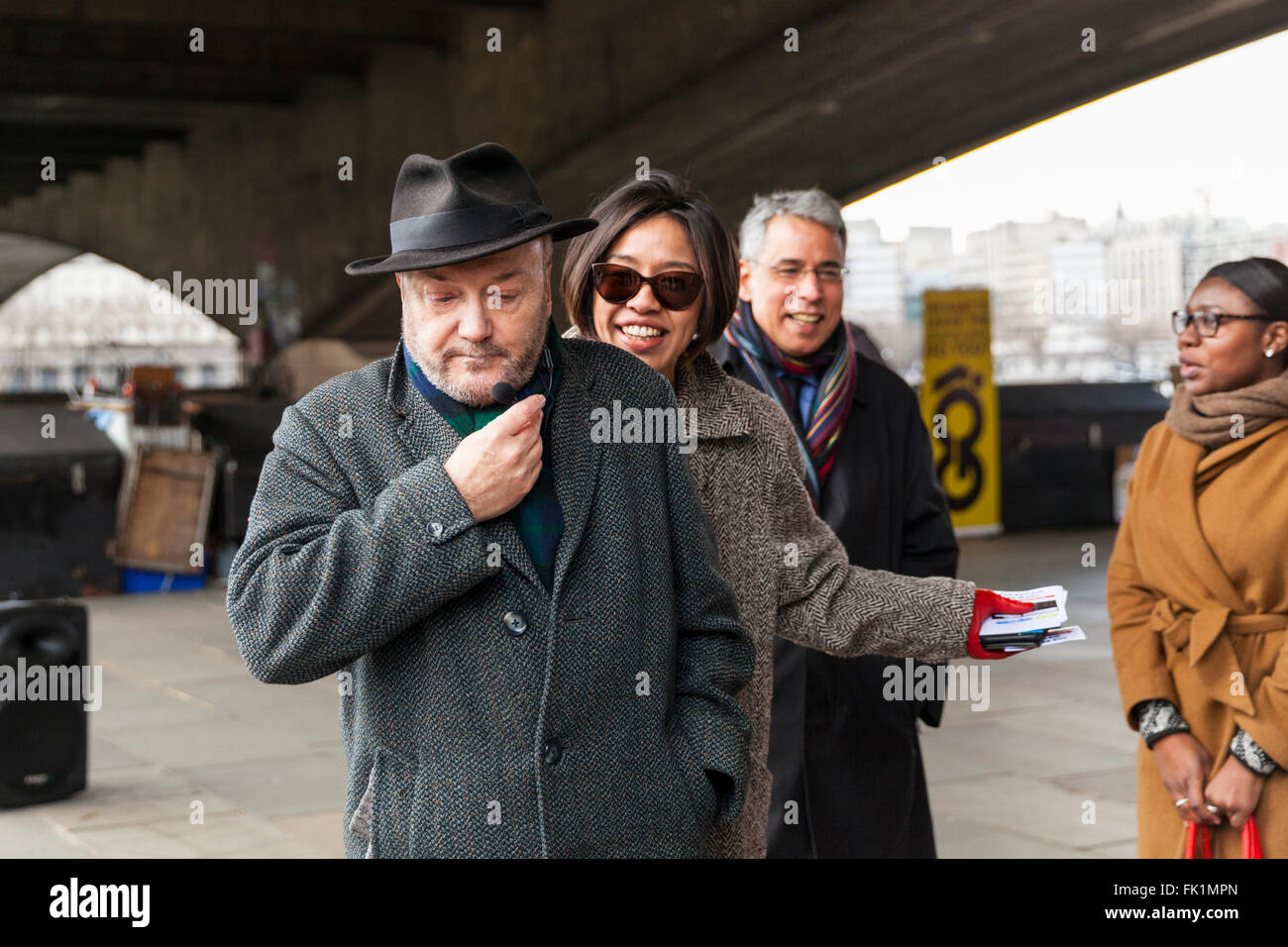 South Bank, Londres, 5 mars 2016. Politicien et potentiel candidat à la mairie de Londres George Galloway interagit avec les membres du public en face de London's South Bank Centre, comme il fait valoir sa position pro-Brexit pour la base 'Out' (GO !) campagne, un mouvement demandant la sortie de l'UE. Galloway est rejoint sur la piste par son épouse suite Putri Gayatri Pertiwi (3e à partir de la droite). Credit : Imageplotter News et Sports/Alamy Live News Banque D'Images