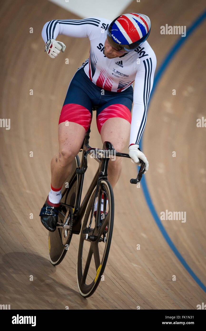 Lee Valley VeloPark, Queen Elizabeth Olympic Park, Londres, UK. 5 mars, 2016. Jason Kenny [FRA] pompes poing après sa victoire 2-0 sur Sam Webster [USA] dans l'épreuve du sprint (quarts). Crédit : Stephen Bartholomew/Alamy Live News Banque D'Images