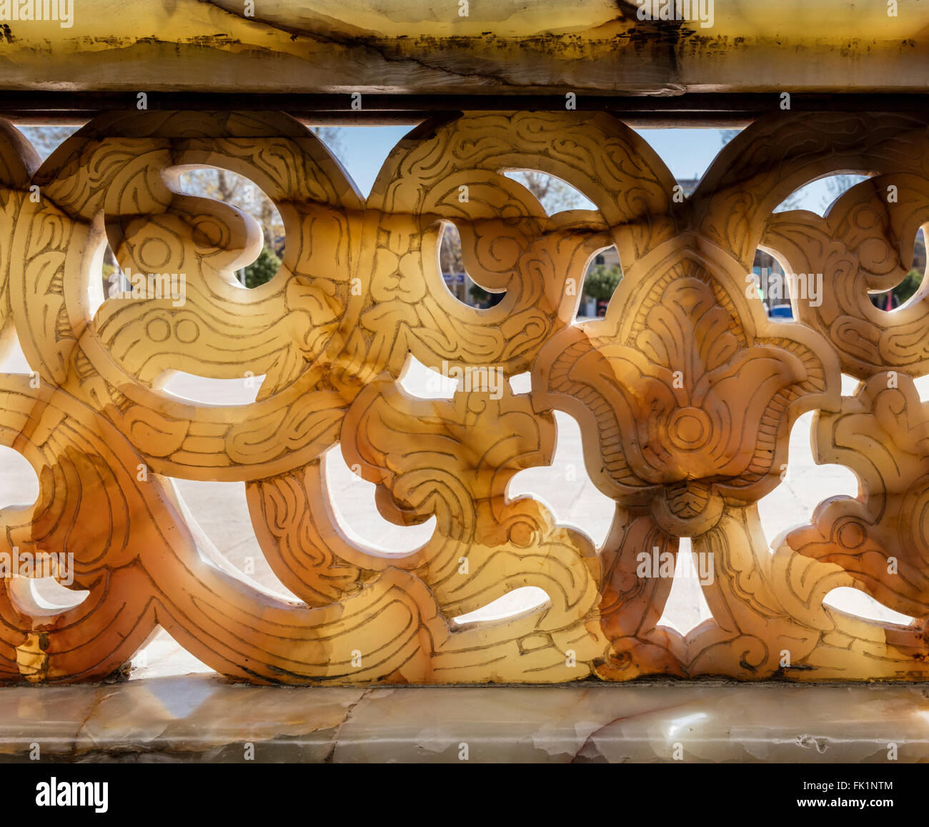 Détail de balustrade de marbre translucide sculptés, mausolée Shah Cheragh, Shiraz, Iran Banque D'Images
