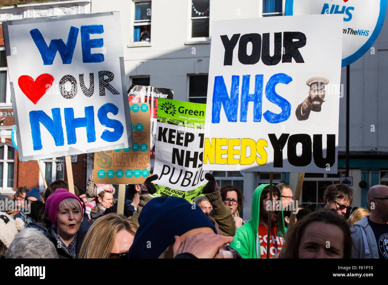 Bristol, Royaume-Uni. 5 mars, 2016. Des centaines de manifestants à Bristol mars pour exiger la protection pour le Service national de santé. Les manifestants disent qu'ils veulent une société d'état, bien financés et bien pourvus en services de santé. Le quartier animé de protestation a été mené par un groupe de samba. Bristol, Royaume-Uni 5 mars 2016. Credit : Redorbital Photography/Alamy Live News Banque D'Images