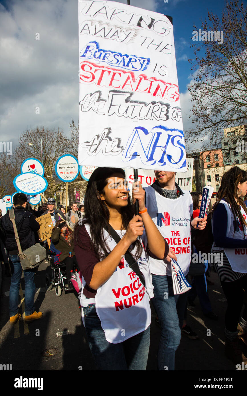 Bristol, Royaume-Uni. 5 mars, 2016. Des centaines de manifestants à Bristol mars pour exiger la protection pour le Service national de santé. Les manifestants disent qu'ils veulent une société d'état, bien financés et bien pourvus en services de santé. Le quartier animé de protestation a été mené par un groupe de samba. Bristol, Royaume-Uni 5 mars 2016. Credit : Redorbital Photography/Alamy Live News Banque D'Images