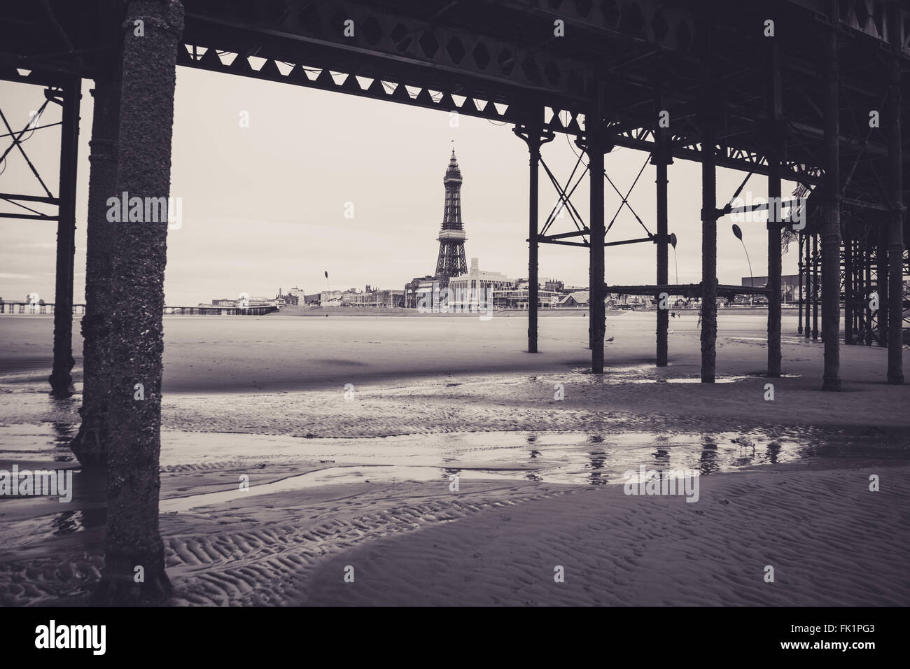 Central Pier, Blackpool. Prises par le dessous pour montrer l'accumulation structurelle. La tour de Blackpool peut être vu. Banque D'Images