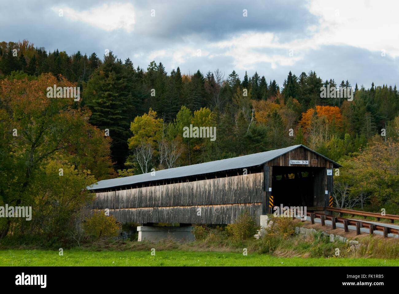 Vieux pont couvert en bois en face du Mont Orne dans le New Hampshire sur l'automne une journée nuageuse. Ponts couverts sont familiers des sites à visiter dans la région de la Nouvelle Angleterre. Banque D'Images