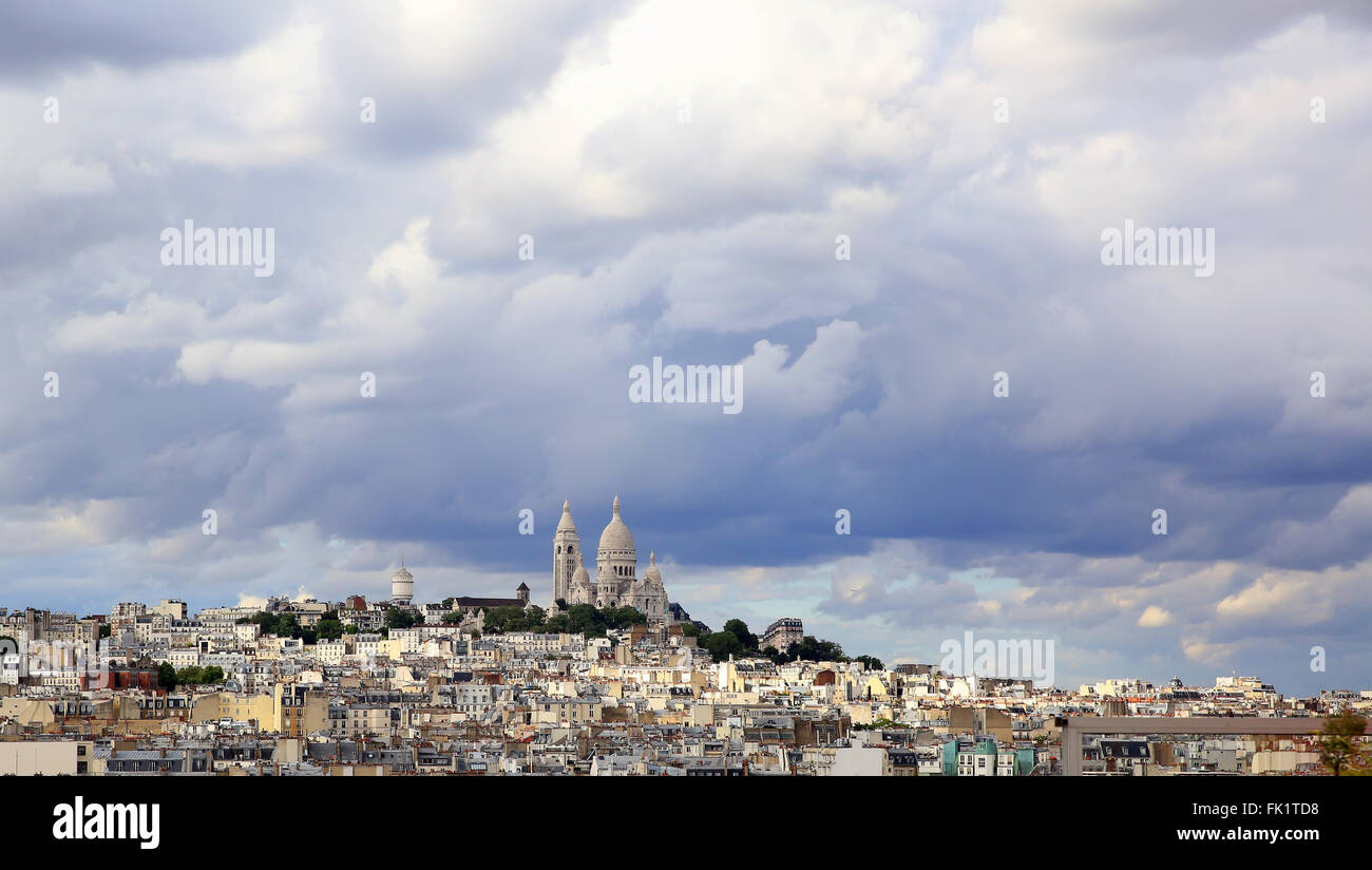 Vue panoramique ciel pluvieux sur Montmartre, à Paris, France. Banque D'Images