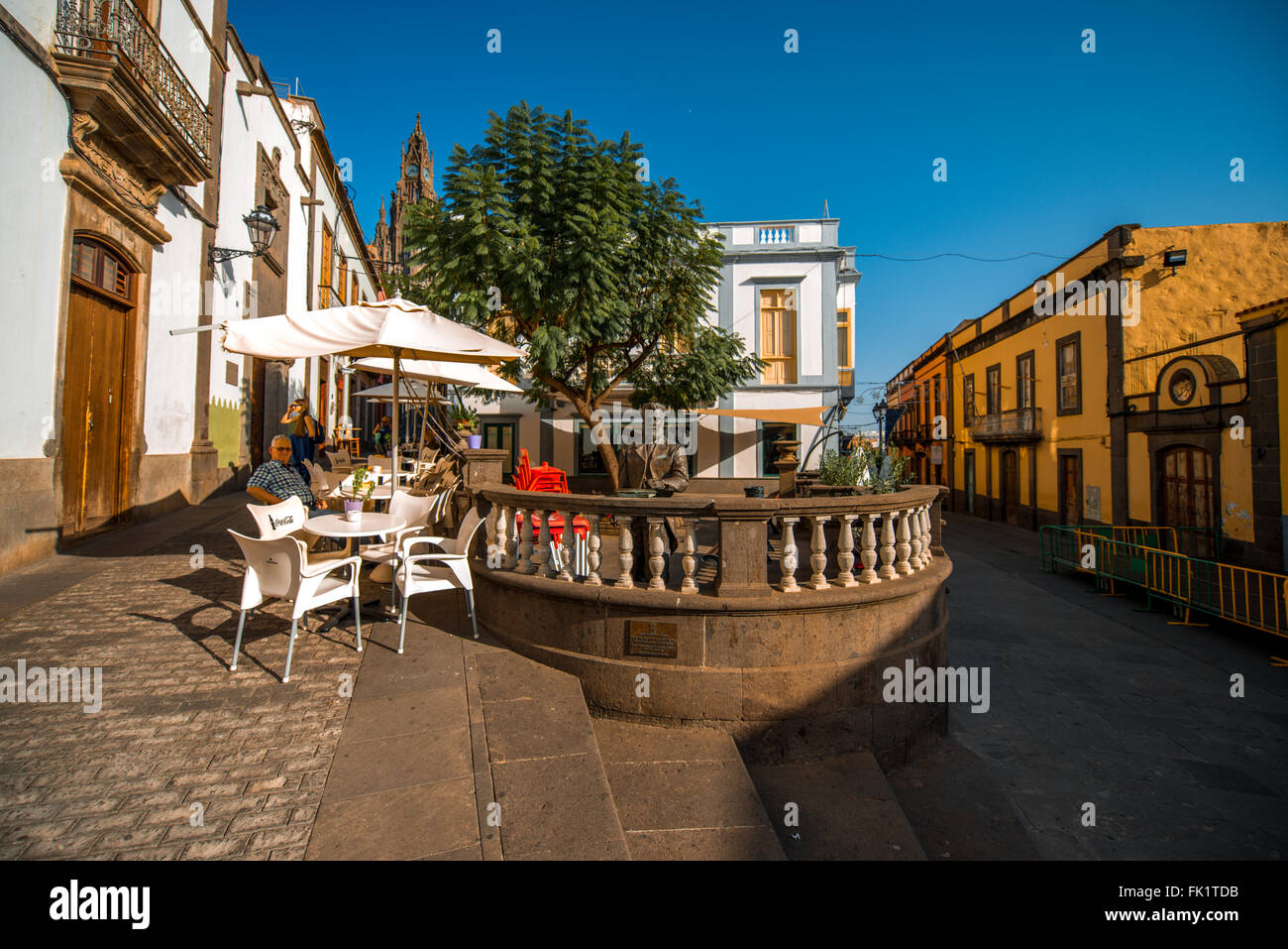San Agustin, GRAN CANARIA island, ESPAGNE - Décembre 13, 2015 : Street view avec le cafe et les vieux bâtiments en Arucas ville sur Gran Canaria est Banque D'Images