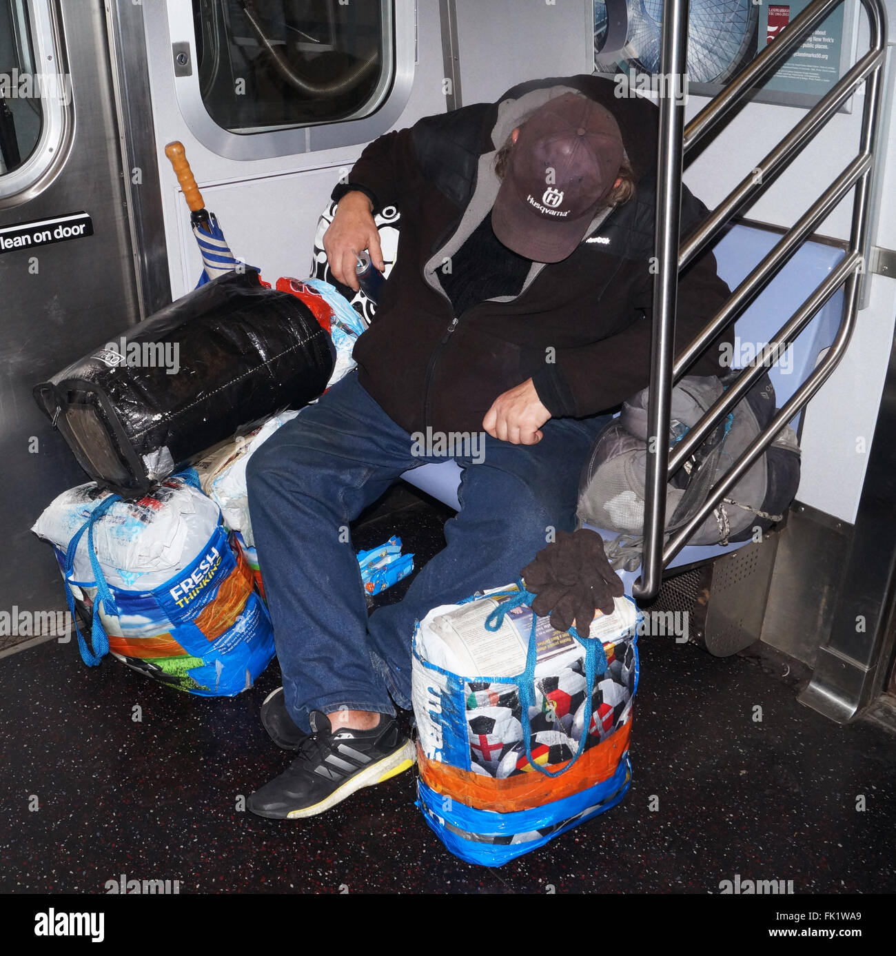 Un gars endormi sur le train. Banque D'Images