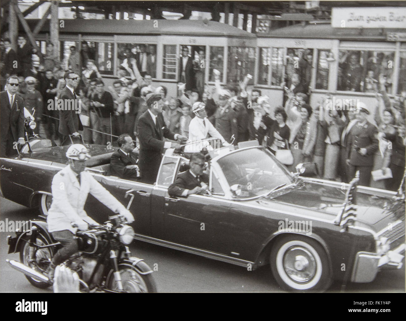 Le président américain John Fitzgerald Kennedy avec le maire de Berlin Ouest Willy Brandt à Berlin, Allemagne Banque D'Images