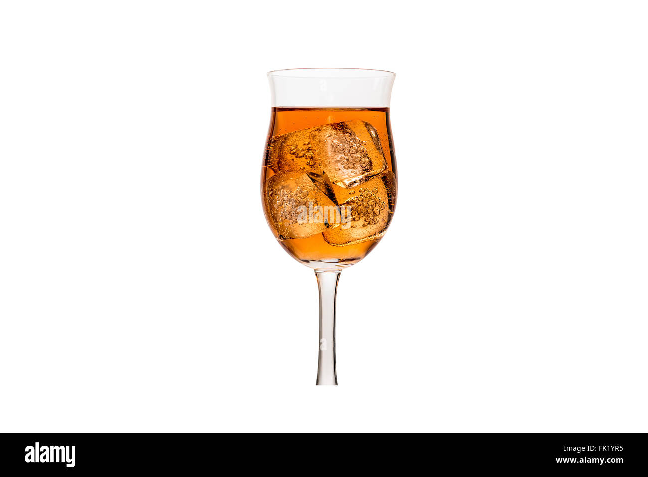 Seul grand verre de vin contenant un liquide de couleur ambre vin avec des  cubes de glace sur isolé sur un fond blanc Photo Stock - Alamy