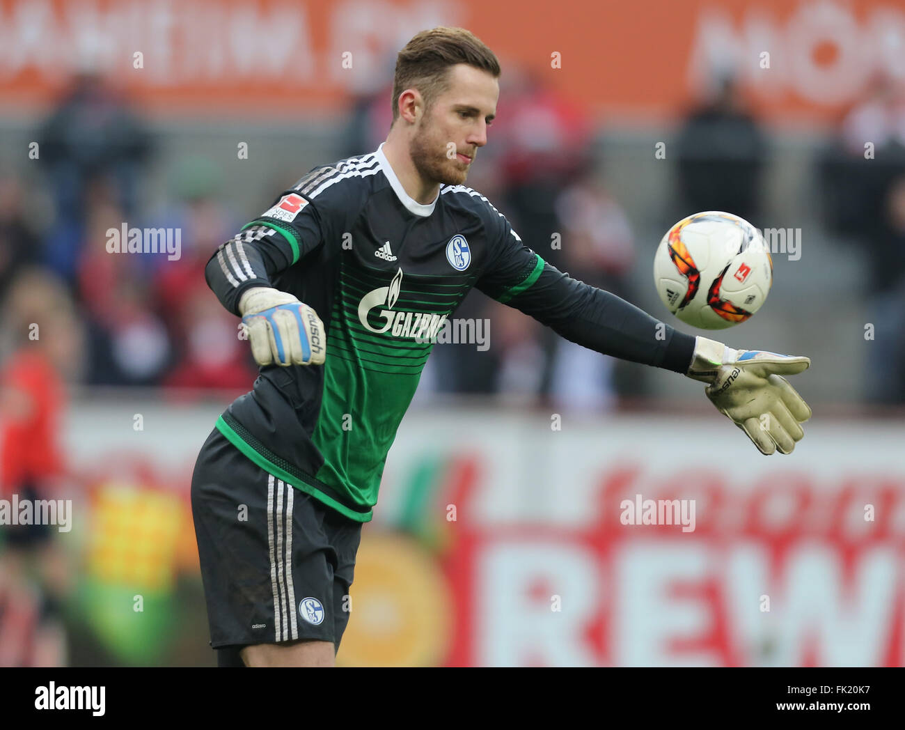 Bundesliga Football, le 5 mars 2016, journée 25, Cologne, Allemagne, 1. FC Koeln vs FC Schalke 04 : gardien Ralf Faehrmann (Schalke) contrôle la balle. Credit : Juergen Schwarz/Alamy Live News Banque D'Images