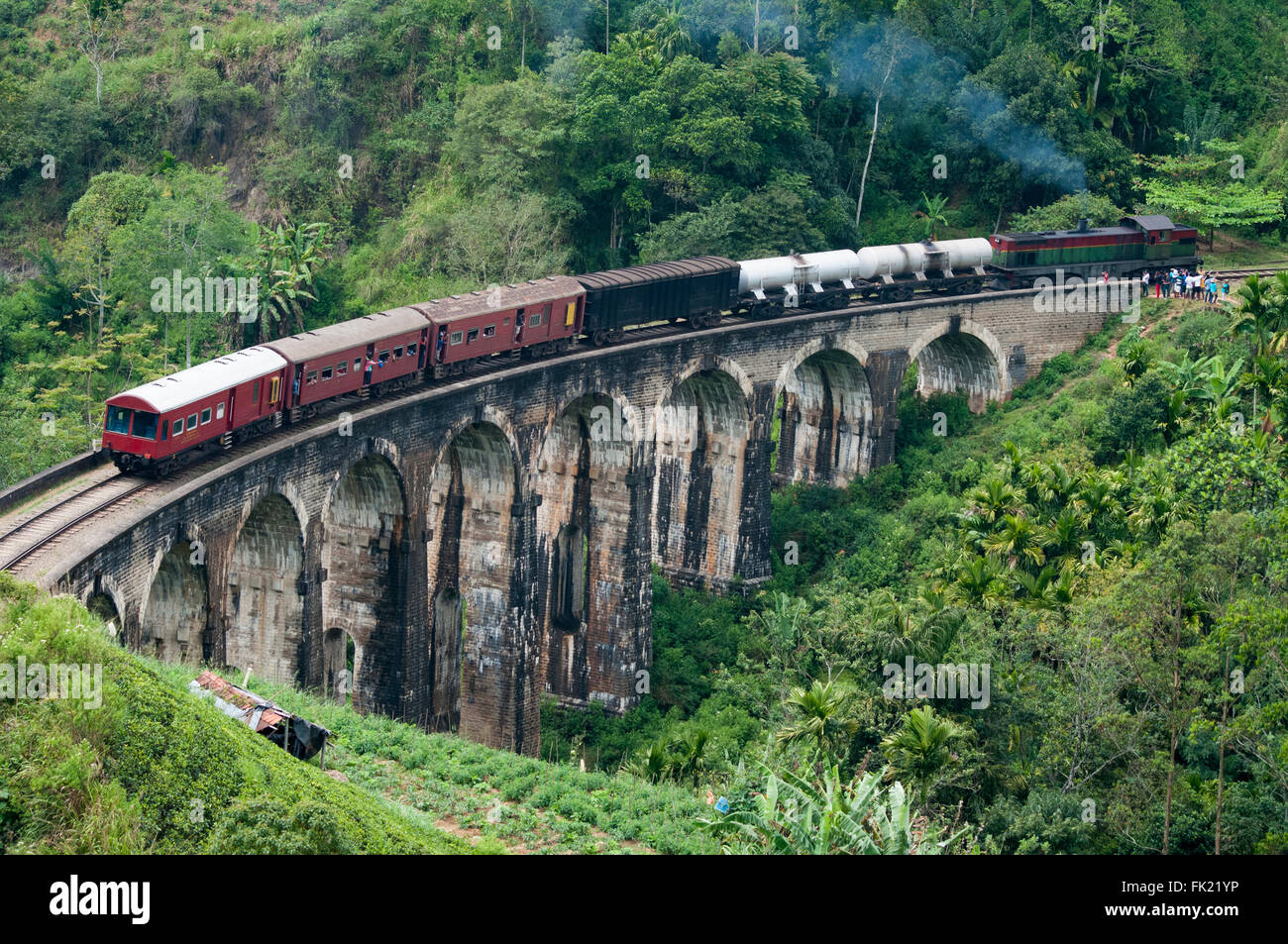 Le passage à niveau Train Demodera neuf Arches pont près de Ella dans les Hauts Plateaux du Sud, Sri Lanka Banque D'Images