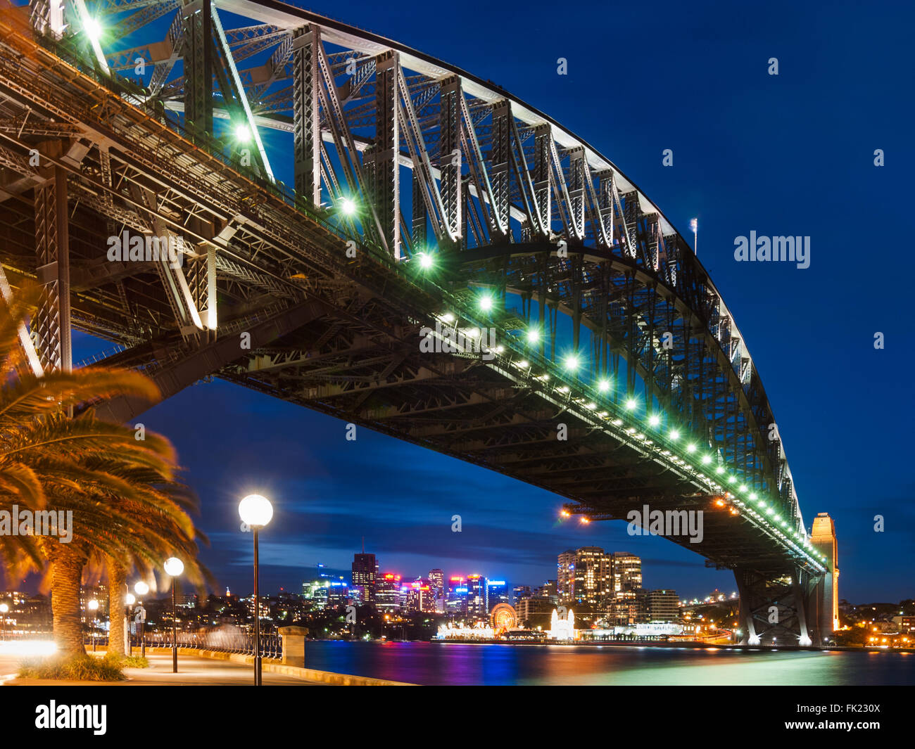 Le Harbour Bridge à Sydney pendant la nuit avec les lumières de la ville et ciel noir Banque D'Images