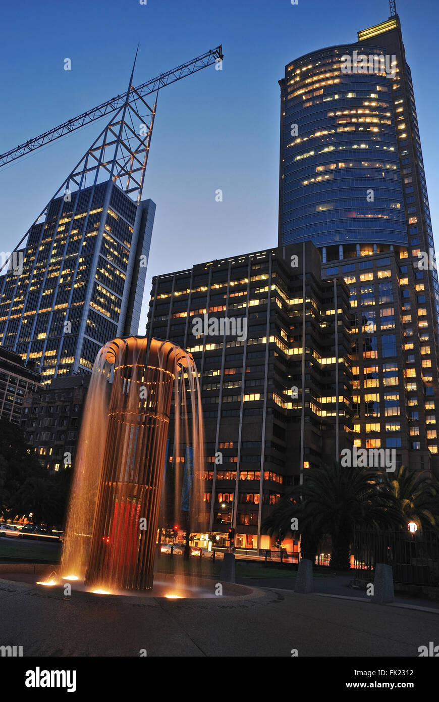 Sydney cbd gratte-ciel avec la lumière dans les fenêtres et fontaine éclairée Banque D'Images
