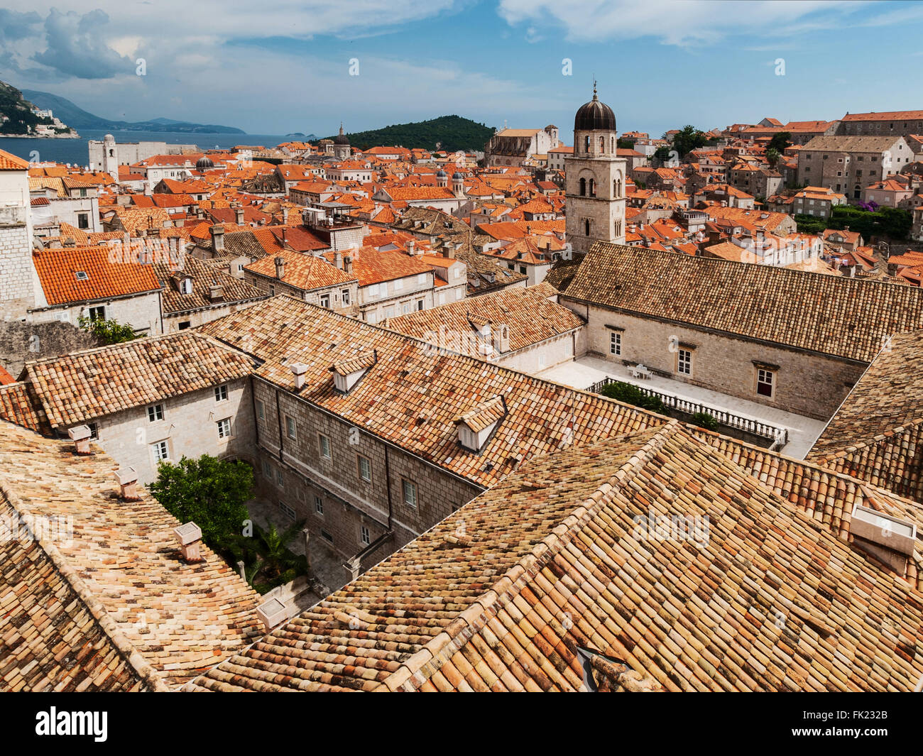 Dubrovnik, Croatie vue sur la ville avec des toits rouges sur la mer avec jardin privé avec belle île en premier plan Banque D'Images